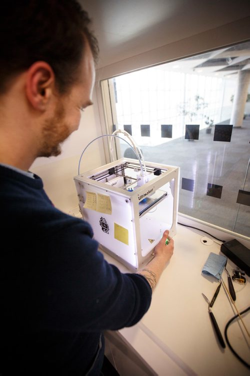 MIKE DEAL / WINNIPEG FREE PRESS
The Millennium Library has many services that it offers beyond books and places to read them.
Arryn Seburn, ideaMill Librarian, checks on one of the two Ultimaker 3 3D printers.
190222 - Friday, February 22, 2019.