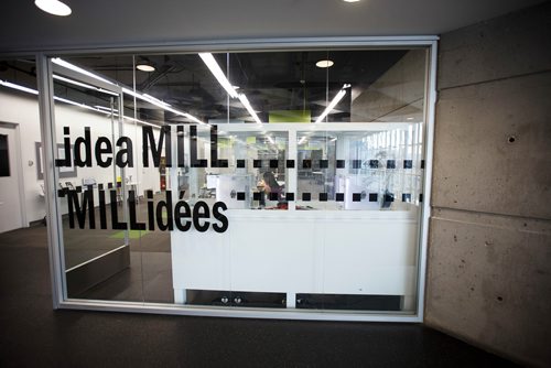 MIKE DEAL / WINNIPEG FREE PRESS
The Millennium Library has many services that it offers beyond books and places to read them.
The ideaMill space is large and has several computers that can be used to edit audio and photos, convert video formats, scan film and even a station that can scan objects for 3D modelling.
190222 - Friday, February 22, 2019.