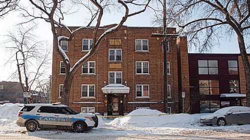 MIKE DEAL / WINNIPEG FREE PRESS
Winnipeg Police have the apartment block at 182 Colony Street taped off after an apparent officer involved shooting Saturday morning.
190223 - Saturday, February 23, 2019.