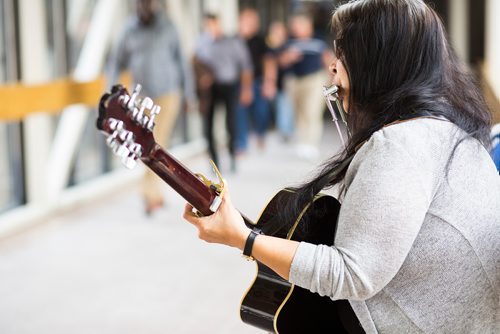 MIKAELA MACKENZIE / WINNIPEG FREE PRESS
Inuit musician Anita Issaluk plays guitar, harmonica, and sings in the skywalks downtown in Winnipeg on Wednesday, Feb. 27, 2019.
Winnipeg Free Press 2019.