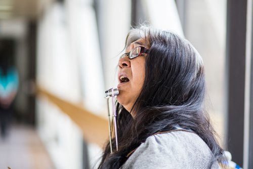 MIKAELA MACKENZIE / WINNIPEG FREE PRESS
Inuit musician Anita Issaluk plays guitar, harmonica, and sings in the skywalks downtown in Winnipeg on Wednesday, Feb. 27, 2019.
Winnipeg Free Press 2019.