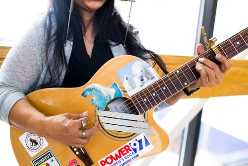 MIKAELA MACKENZIE / WINNIPEG FREE PRESS
Inuit musician Anita Issaluk plays guitar, harmonica, and sings in the skywalks downtown in Winnipeg on Wednesday, Feb. 27, 2019.
Winnipeg Free Press 2019.