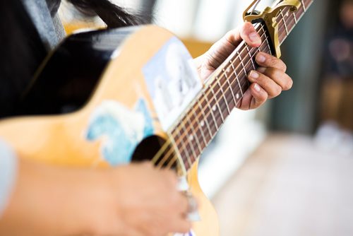 MIKAELA MACKENZIE / WINNIPEG FREE PRESS
Inuit musician Anita Issaluk plays guitar, harmonica, and sings in the skywalks downtown in Winnipeg on Wednesday, Feb. 27, 2019.
Winnipeg Free Press 2019.