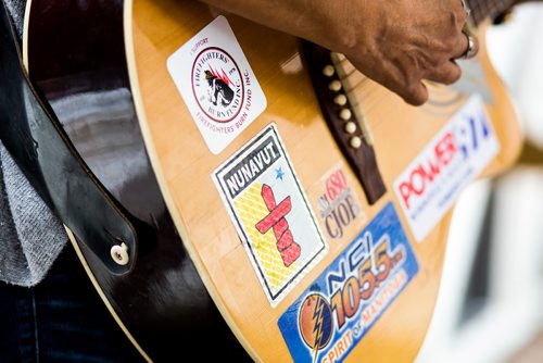 MIKAELA MACKENZIE / WINNIPEG FREE PRESS
Inuit musician Anita Issaluk plays guitar, harmonica, and sings in the skywalks downtown in Winnipeg on Wednesday, Feb. 27, 2019.
Winnipeg Free Press 2019.