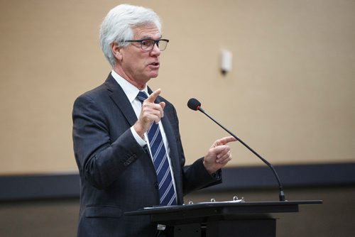 MIKE DEAL / WINNIPEG FREE PRESS
MP Jim Carr, Minister of International Trade Diversification, talks to the Manitoba Heavy Construction Association during a breakfast at the Holiday Inn Winnipeg Airport Friday morning. 
190301 - Friday, March 01, 2019.