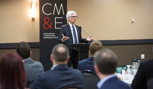 MIKE DEAL / WINNIPEG FREE PRESS
MP Jim Carr, Minister of International Trade Diversification, talks to the Manitoba Heavy Construction Association during a breakfast at the Holiday Inn Winnipeg Airport Friday morning. 
190301 - Friday, March 01, 2019.