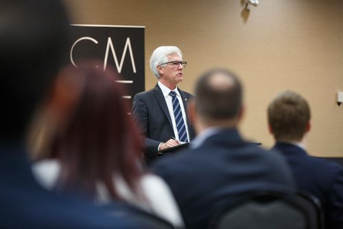 MIKE DEAL / WINNIPEG FREE PRESS
MP Jim Carr, Minister of International Trade Diversification, talks to the Manitoba Heavy Construction Association during a breakfast at the Holiday Inn Winnipeg Airport Friday morning. 
190301 - Friday, March 01, 2019.