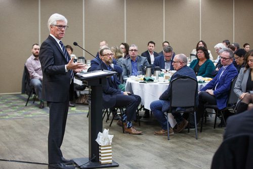 MIKE DEAL / WINNIPEG FREE PRESS
MP Jim Carr, Minister of International Trade Diversification, talks to the Manitoba Heavy Construction Association during a breakfast at the Holiday Inn Winnipeg Airport Friday morning. 
190301 - Friday, March 01, 2019.