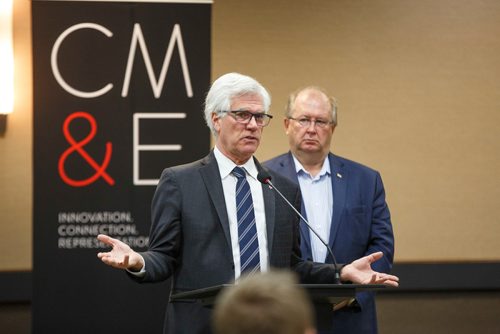MIKE DEAL / WINNIPEG FREE PRESS
MP Jim Carr, Minister of International Trade Diversification, talks to the Manitoba Heavy Construction Association after being introduced by the organizations president Chris Lorenc (right) during a breakfast at the Holiday Inn Winnipeg Airport Friday morning. 
190301 - Friday, March 01, 2019.