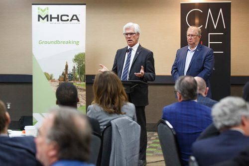 MIKE DEAL / WINNIPEG FREE PRESS
MP Jim Carr, Minister of International Trade Diversification, talks to the Manitoba Heavy Construction Association after being introduced by the organizations president Chris Lorenc (right) during a breakfast at the Holiday Inn Winnipeg Airport Friday morning. 
190301 - Friday, March 01, 2019.