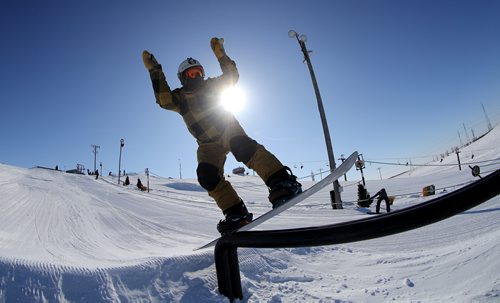 TREVOR HAGAN / WINNIPEG FREE PRESS
Owen Ewasko, 14, snowboarding at Spring Hill Winter Park, Saturday, March 2, 2019.