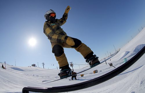 TREVOR HAGAN / WINNIPEG FREE PRESS
Owen Ewasko, 14, snowboarding at Spring Hill Winter Park, Saturday, March 2, 2019.