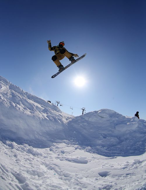 TREVOR HAGAN / WINNIPEG FREE PRESS
Owen Ewasko, 14, snowboarding at Spring Hill Winter Park, Saturday, March 2, 2019.