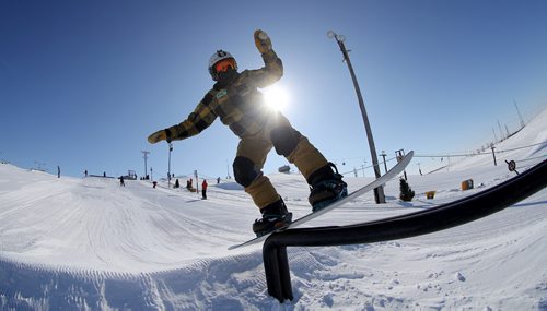 TREVOR HAGAN / WINNIPEG FREE PRESS
Owen Ewasko, 14, snowboarding at Spring Hill Winter Park, Saturday, March 2, 2019.