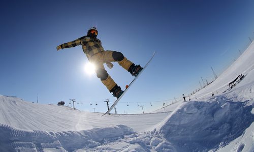 TREVOR HAGAN / WINNIPEG FREE PRESS
Owen Ewasko, 14, snowboarding at Spring Hill Winter Park, Saturday, March 2, 2019.