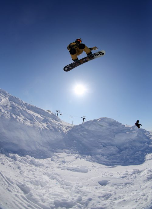 TREVOR HAGAN / WINNIPEG FREE PRESS
Owen Ewasko, 14, snowboarding at Spring Hill Winter Park, Saturday, March 2, 2019.