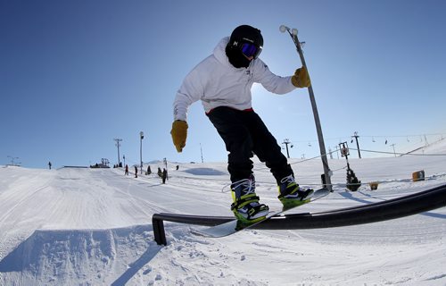 TREVOR HAGAN / WINNIPEG FREE PRESS
Carter Eby, 15, snowboarding at Spring Hill Winter Park, Saturday, March 2, 2019.