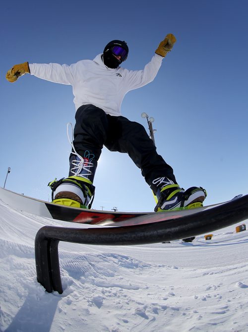 TREVOR HAGAN / WINNIPEG FREE PRESS
Carter Eby, 15, snowboarding at Spring Hill Winter Park, Saturday, March 2, 2019.