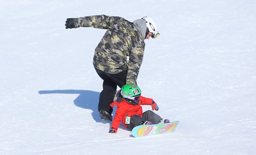 TREVOR HAGAN / WINNIPEG FREE PRESS
James Wright, teaching his son, Hugh, 3, how to snowboard at Spring Hill Winter Park, Saturday, March 2, 2019.