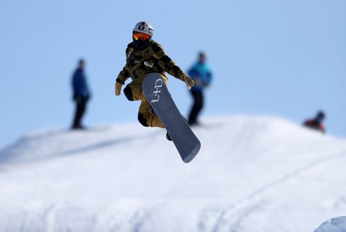 TREVOR HAGAN / WINNIPEG FREE PRESS
Owen Ewasko, 14, snowboarding at Spring Hill Winter Park, Saturday, March 2, 2019.