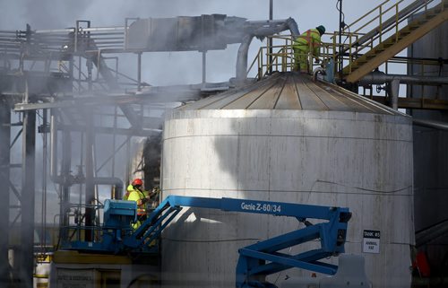 TREVOR HAGAN / WINNIPEG FREE PRESS
Workers install new insulation on a silo after a fire on the 600 block of Dawson Street North, Saturday, March 2, 2019.