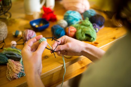 MIKAELA MACKENZIE / WINNIPEG FREE PRESS
Jodie Jane, owner of Little Wing, makes wool birds out of yarn and wire in her home in Winnipeg on Monday, March 4, 2019. 
Winnipeg Free Press 2019.