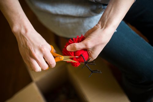 MIKAELA MACKENZIE / WINNIPEG FREE PRESS
Jodie Jane, owner of Little Wing, makes wool birds out of yarn and wire in her home in Winnipeg on Monday, March 4, 2019. 
Winnipeg Free Press 2019.