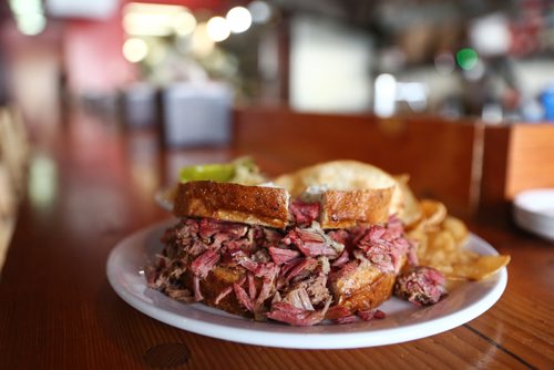 MIKE DEAL / WINNIPEG FREE PRESS
A Winnipeg Smoked Meat sandwich with house made chips and coleslaw on the side.
Sherbrook Deli at 102 Sherbrook Street.
190304 - Monday, March 04, 2019.