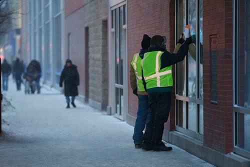 JOHN WOODS / WINNIPEG FREE PRESS
People, who identified as being connected to Yellow Vests Canada, show signs to people attending the Barrack Obama speech at a downtown arena Monday, March 4, 2019.