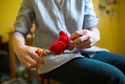 MIKAELA MACKENZIE / WINNIPEG FREE PRESS
Jodie Jane, owner of Little Wing, makes wool birds out of yarn and wire in her home in Winnipeg on Monday, March 4, 2019. 
Winnipeg Free Press 2019.