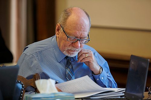 MIKE DEAL / WINNIPEG FREE PRESS
Winnipeg Free Press reporter Larry Kusch reads the 2019 Provincial Budget documents during the Media Lockup prior to the tabling of the budget in the Manitoba Legislative Chamber Thursday.
190307 - Thursday, March 07, 2019.