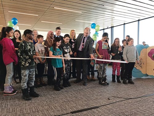 Canstar Community News Students from nearby Joseph Teres School helped Coun. Shawn Nason and Mayor Brian Bowman cut the ribbon at the new Transcona Library on March 7. (SHELDON BIRNIE/CANSTAR/THE HERALD)