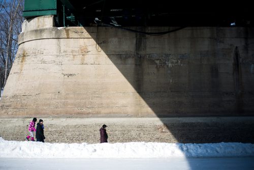 MIKAELA MACKENZIE / WINNIPEG FREE PRESS
Folks walk under the bridge on the river trail at the Forks in Winnipeg on Monday, March 11, 2019. 
Winnipeg Free Press 2019.