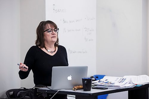 MIKE DEAL / WINNIPEG FREE PRESS
University of Winnipeg Urban and Inner-City Studies professor Shauna MacKinnon discusses the recently released 2019 provincial budget with her class Wednesday morning.
190313 - Wednesday, March 13, 2019.