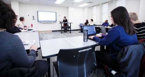 MIKE DEAL / WINNIPEG FREE PRESS
University of Winnipeg Urban and Inner-City Studies professor Shauna MacKinnon discusses the recently released 2019 provincial budget with her class Wednesday morning.
190313 - Wednesday, March 13, 2019.