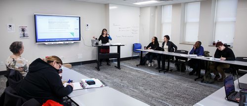 MIKE DEAL / WINNIPEG FREE PRESS
University of Winnipeg Urban and Inner-City Studies professor Shauna MacKinnon discusses the recently released 2019 provincial budget with her class Wednesday morning.
190313 - Wednesday, March 13, 2019.