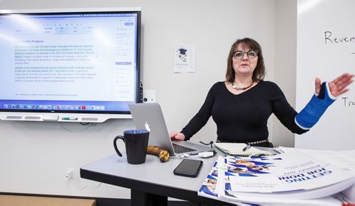 MIKE DEAL / WINNIPEG FREE PRESS
University of Winnipeg Urban and Inner-City Studies professor Shauna MacKinnon discusses the recently released 2019 provincial budget with her class Wednesday morning.
190313 - Wednesday, March 13, 2019.