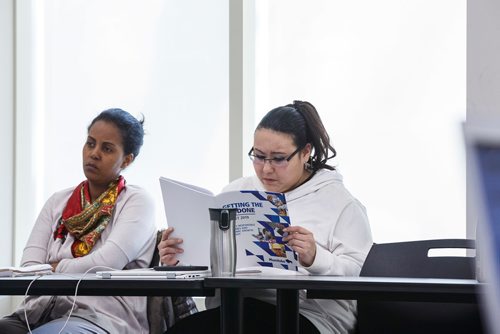 MIKE DEAL / WINNIPEG FREE PRESS
Desiree McIvor (right) reads a copy of the provincial budget during class.
University of Winnipeg Urban and Inner-City Studies professor Shauna MacKinnon discusses the recently released 2019 provincial budget with her class Wednesday morning.
190313 - Wednesday, March 13, 2019.