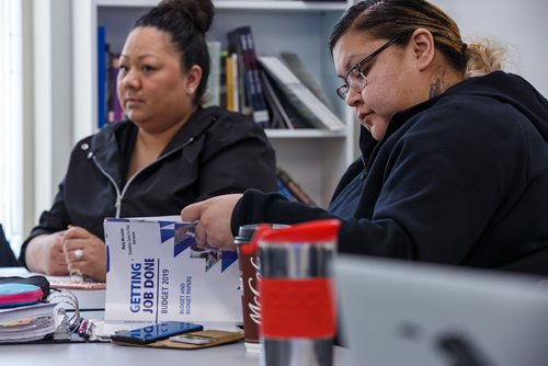 MIKE DEAL / WINNIPEG FREE PRESS
Melvina Guiboche (right) reads a copy of the provincial budget during class.
University of Winnipeg Urban and Inner-City Studies professor Shauna MacKinnon discusses the recently released 2019 provincial budget with her class Wednesday morning.
190313 - Wednesday, March 13, 2019.