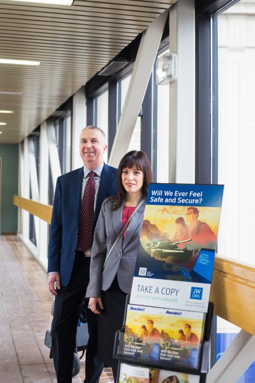 MIKAELA MACKENZIE / WINNIPEG FREE PRESS
Darren and Jennifer Rapp, Jehovahs Witnesses, pose for a portrait while spreading the good news in the skywalk in downtown Winnipeg on Thursday, March 14, 2019. 
Winnipeg Free Press 2019.