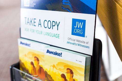 MIKAELA MACKENZIE / WINNIPEG FREE PRESS
Darren and Jennifer Rapp, Jehovahs Witnesses, spread the good news in the skywalk in downtown Winnipeg on Thursday, March 14, 2019. 
Winnipeg Free Press 2019.