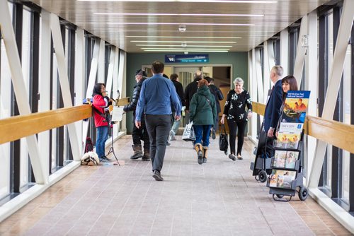 MIKAELA MACKENZIE / WINNIPEG FREE PRESS
Darren and Jennifer Rapp, Jehovahs Witnesses, spread the good news in the skywalk in downtown Winnipeg on Thursday, March 14, 2019. 
Winnipeg Free Press 2019.