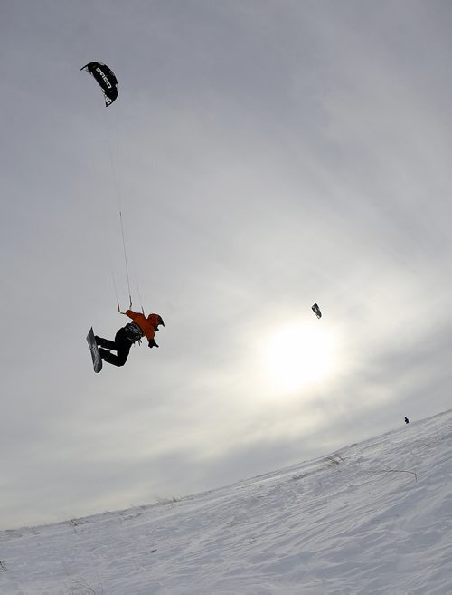 TREVOR HAGAN / WINNIPEG FREE PRESS
Chris Mason kite boarding and Daniel Koenig kite skiing along highway 59, north of Winnipeg, Thursday, March 14, 2019.