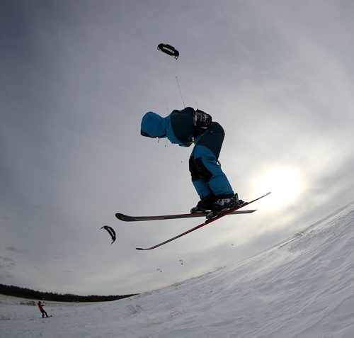 TREVOR HAGAN / WINNIPEG FREE PRESS
Chris Mason kite boarding and Daniel Koenig kite skiing along highway 59, north of Winnipeg, Thursday, March 14, 2019.