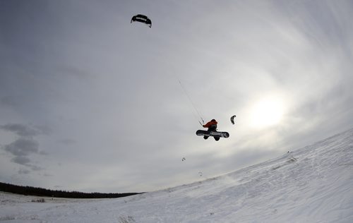 TREVOR HAGAN / WINNIPEG FREE PRESS
Chris Mason kite boarding and Daniel Koenig kite skiing along highway 59, north of Winnipeg, Thursday, March 14, 2019.