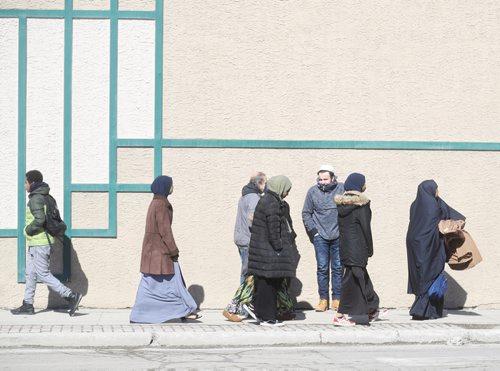 TREVOR HAGAN/ WINNIPEG PRESS
Members of the Winnipeg Muslim community leave Winnipeg Central Mosque after prayers Friday afternoon, Friday, March 15, 2019.