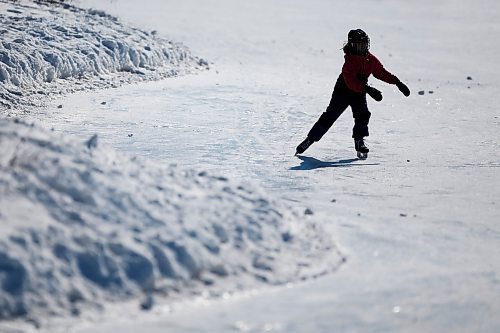 JOHN WOODS / WINNIPEG FREE PRESS
A young skater enjoys the weather and skating at the duck pond in Assiniboine Park in Winnipeg Sunday, March 17, 2019.