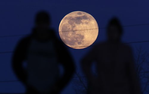 TREVOR HAGAN / WINNIPEG FREE PRESS
Arie Azarov and Sabrina Kratsberg walking in front of the full worm supermoon, as seen at Garbage Hill, Wednesday, March 20, 2019.