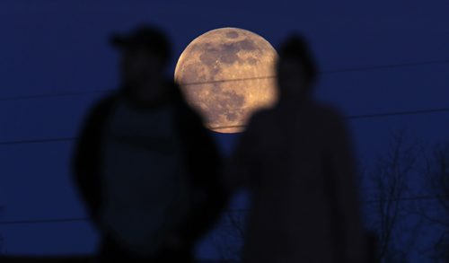 TREVOR HAGAN / WINNIPEG FREE PRESS
Arie Azarov and Sabrina Kratsberg walking in front of the full worm supermoon, as seen at Garbage Hill, Wednesday, March 20, 2019.