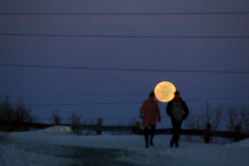TREVOR HAGAN / WINNIPEG FREE PRESS
Sabrina Kratsberg and Arie Azarov walking in front of the full worm supermoon, as seen at Garbage Hill, Wednesday, March 20, 2019.